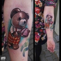 Nettes mittelgroßes farbiges Unterarm Tattoo mit kleinem Bären