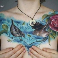 Nett natürlich aussehend Brust Tattoo der kleinen Vögel mit Rose