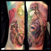 Netter natürlicher gemalter sehr detaillierter farbiger Affe mit Blume Tattoo am Arm