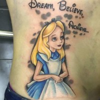 Nettes Seite Tattoo Alice im Wunderland mit Schriftzug aus altem farbigem Cartoon