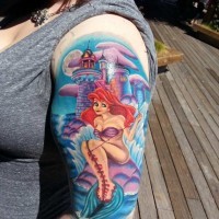 Tatuaje en el brazo, castillo y  sirena magnífica en el mar