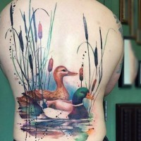 Tatuaje en la espalda,
patos en el lago y cañas, diseño pintoresco