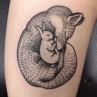 carino dipinto piccola volpe con coniglio dormano tatuaggio su coscia