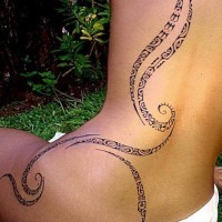 Nette gemalt mehrfarbige Tribal Verzierungen Tattoo auf dem Rücken und Oberschenkel