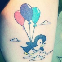 pinguino divertente volante con palloncini colorati tatuaggio