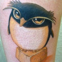 Tatuaje  de pingüino serio está en ladrillo