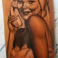 Tatuaje  de chica en toalla con teléfono