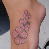 carini fiori rosa e bianco tatuaggio su piede