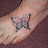 carina farfalla rosa e nera tatuaggio su piede di ragazza