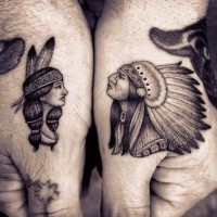 Tatuaje de chica y hombre indios en las manos