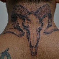 Tatuaje en el cuello, cráneo de ovis