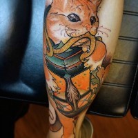 Tatuaje en la pierna,
gato naranja con caja en garras