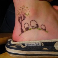 bel tatuaggio con albero verde e animali su piede