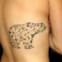 Nette Silhouette des geblümten Bären Tattoo am Rücken