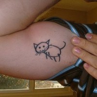 carino gatto nero semplice tatuaggio sul braccio