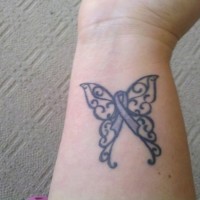 Nettes einfaches Schmetterling Tattoo am Handgelenk