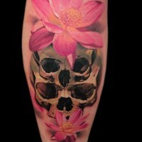 Tatuaggio colorato sul braccio il teschio & i fiori rosa