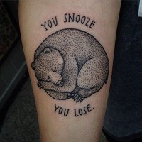 Tatuaje en la pierna, oso único bonito con frase en inglés