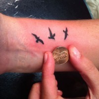carini tre  piccoli uccellini tatuaggio su polso