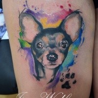 Nettes kleines Hundenporträt mit Pfotenabdruck Tattoo mit farbigen Farbetropfen im Aquarell Stil am Oberschenkel von Javi Wolf