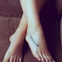 Tatuaje en el pie, estrellas pequeñas no pintadas