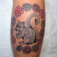Nettes Eichhörnchen mit verschiedenen Blumen Tattoo