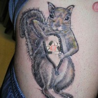 carino scoiattolo con cerniera tatuaggio su costolette