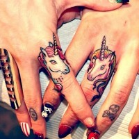Tatuajes en los dedos, 
cabezas de unicornios pequeños de varios colores