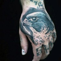 Tatuaje en la mano,  rostro de águila simple negro blanco