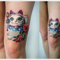 Tatuaje en la pierna, estatua de gato chino abigarrada
