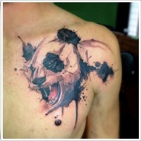 Tatuaje en el pecho, panda enfadado, dibujado de acuarelas