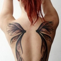 Nettes Tattoo mit Flügeln für Mädchen