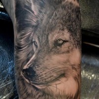 Tattoo von schönem Wolfskopf