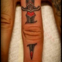 pugnale trafigge la pelle tatuaggio su dito