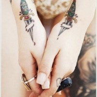 pugnali trafigge la pelle tatuaggio