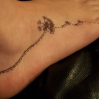 Tattoo von Löwenzahn auf dem rechten Fuß