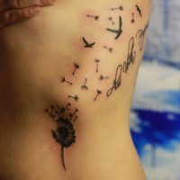 Pissenlit avec le tatouage des oiseaux