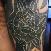 Tatuaje en el antebrazo, rosa negra con contornos blancos
