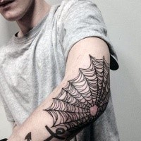 Dunkles schwarzese Ellenbogen Tattoo mit großem Spinnennetz