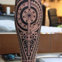 Dark black ink Polynesian tribal style pattern tattoo on leg