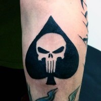Tatuaje en el antebrazo, pica negra con logo cráneo