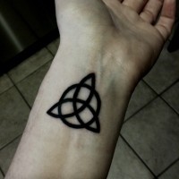 scuro simbolo celtico d'amicizia tatuaggio su polso