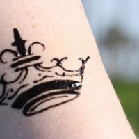 Dunkle Krone Tattoo mit kleinen abgerundeten Spitzen