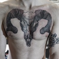 Dunkle Tinte Ramm Tattoo mit Hörnern