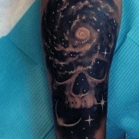 cranio mistico su spazio buio tatuaggio su braccio
