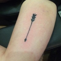 scura piccola freccia tatuaggio su braccio di ragazzo