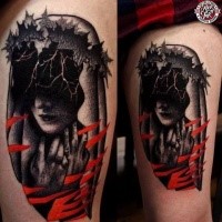 Dunkles im Surrealismus Stil gefärbtes Oberschenkel Tattoo  mit brennendem Porträt der Frau