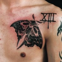 Tatuaje en el pecho,  polilla negra y número romano