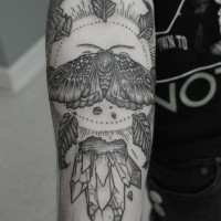 Tatuaje en el antebrazo, polilla y hojas, dibujo gris