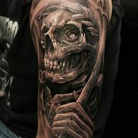 Tod in einem Lorbeerkranz Tattoo am Arm
